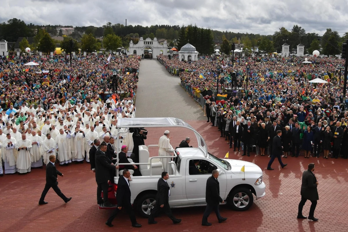 W ostatnim dniu podróży po krajach bałtyckich papież Franciszek przybył we wtorek rano do Estonii. Wizytą w tym kraju ​papież kończy czterodniową podróż do krajów bałtyckich, w trakcie której odwiedził także Litwę i Łotwę. Franciszek podróżuje śladami św. Jana Pawła II, który w republikach bałtyckich był 25 lat temu, na progu ich wolności, po upadku ZSRR.