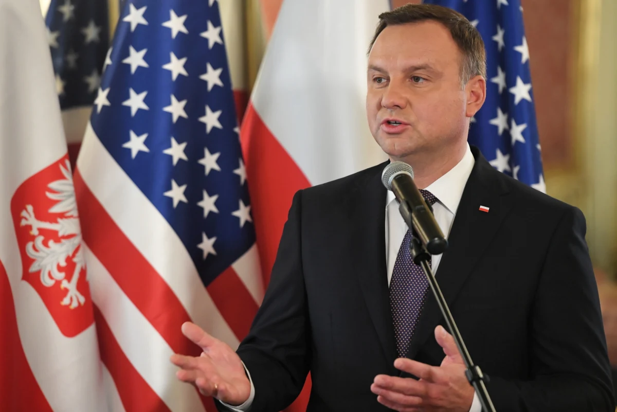 ​Prezydent Andrzej Duda, który w Nowym Jorku uczestniczył w przyjęciu wydanym przez prezydenta USA dla uczestników Zgromadzenia Ogólnego ONZ, rozmawiał z Donaldem Trumpem, a także z prezydentem Ukrainy Petrem Poroszenką - poinformował szef gabinetu prezydenta Krzysztof Szczerski. Prezydent z małżonką Agatą Kornhauser-Dudą rozpoczęli w poniedziałek trzydniową wizytę w USA, w czasie której w środę Andrzej Duda będzie uczestniczył w debacie generalnej 73. sesji Zgromadzenia Ogólnego ONZ oraz w posiedzeniu Rady Bezpieczeństwa ONZ.