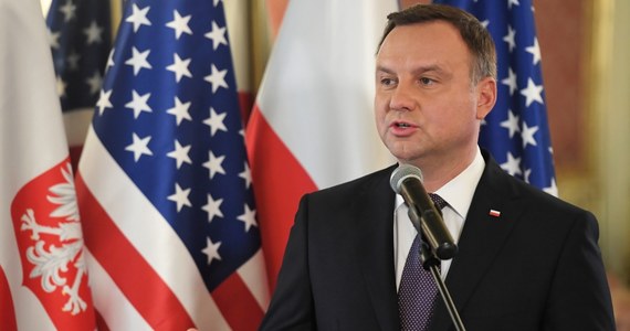 ​Prezydent Andrzej Duda, który w Nowym Jorku uczestniczył w przyjęciu wydanym przez prezydenta USA dla uczestników Zgromadzenia Ogólnego ONZ, rozmawiał z Donaldem Trumpem, a także z prezydentem Ukrainy Petrem Poroszenką - poinformował szef gabinetu prezydenta Krzysztof Szczerski. Prezydent z małżonką Agatą Kornhauser-Dudą rozpoczęli w poniedziałek trzydniową wizytę w USA, w czasie której w środę Andrzej Duda będzie uczestniczył w debacie generalnej 73. sesji Zgromadzenia Ogólnego ONZ oraz w posiedzeniu Rady Bezpieczeństwa ONZ.