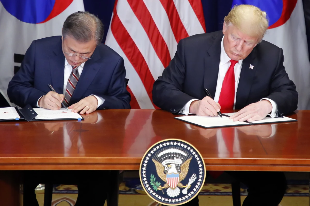 ​Prezydent USA Donald Trump i Korei Płd. Mun Dze In podpisali w poniedziałek w Nowym Jorku porozumienie o handlu między obu krajami, które jest modyfikacją istniejącego już układu i jednym z pierwszych, które Trump ma nadzieję zawrzeć z najważniejszymi partnerami handlowymi USA.