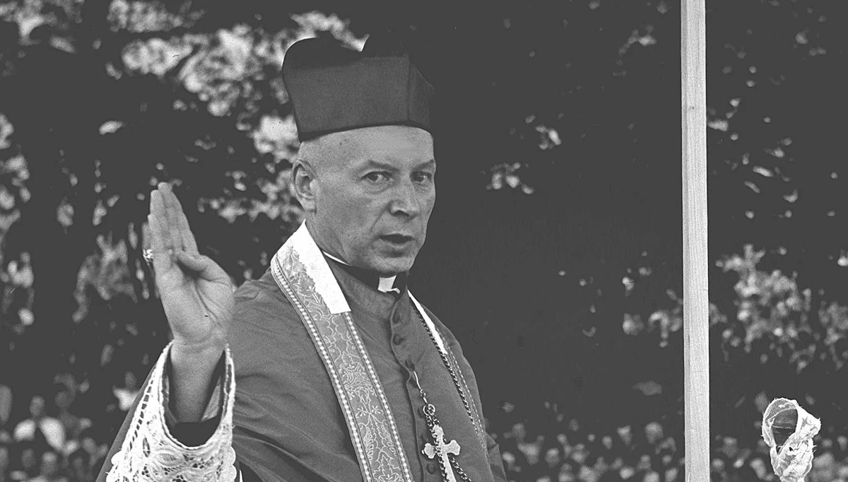 65 lat temu, w nocy z 25 na 26 września 1953 roku, władze komunistyczne aresztowały prymasa Polski Stefana Wyszyńskiego i biskupa Antoniego Baraniaka. Podczas trzyletniego internowania kard. Wyszyński przebywał później kolejno także w Stoczku koło Lidzbarka Warmińskiego, Prudniku na Śląsku Opolskim i Komańczy w Bieszczadach.