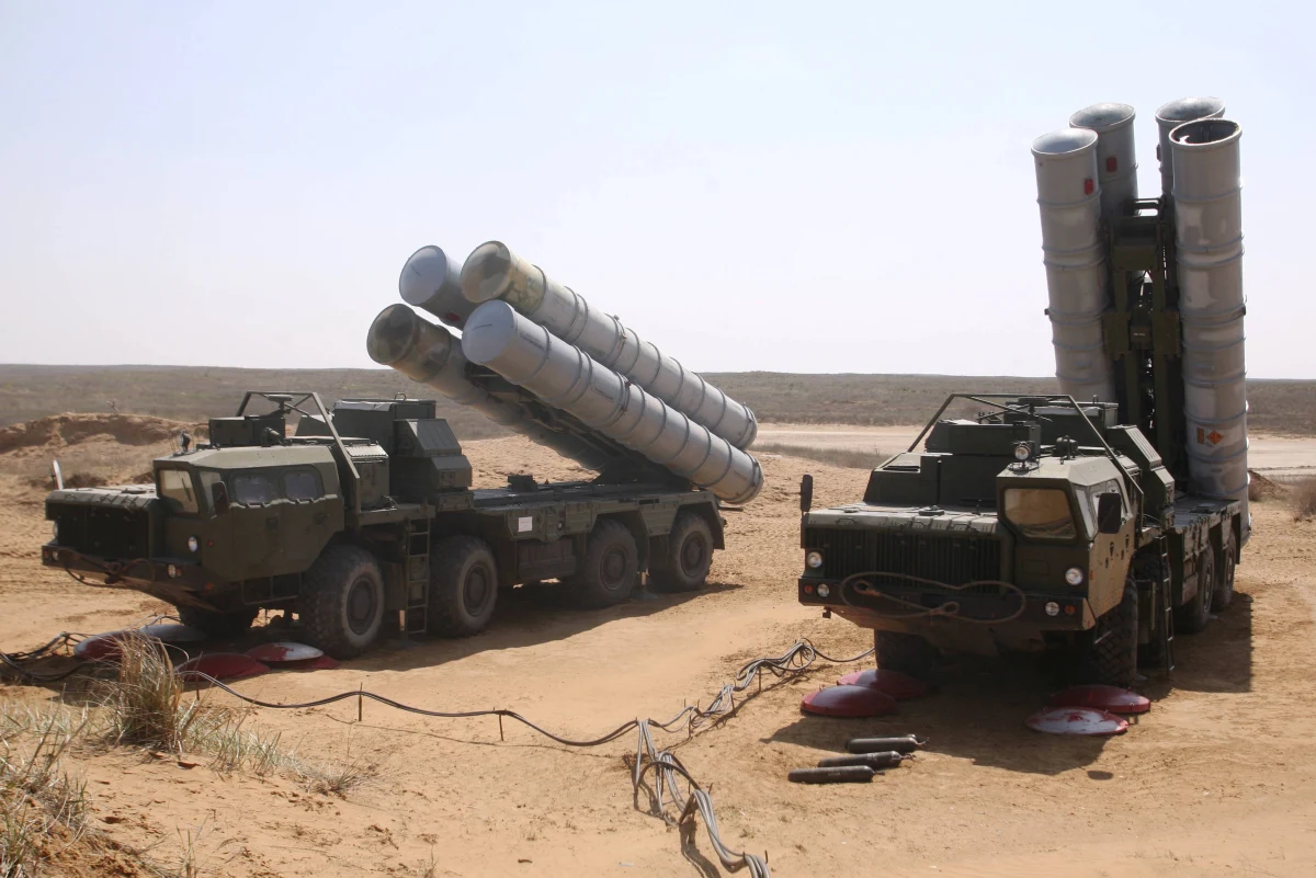 ​Decyzja Rosji o przekazaniu Syrii systemów obrony przeciwlotniczej S-300 jest "jeszcze jedną wskazówką, że (prezydent Rosji Władimir) Putin chce robić problemy USA i ich sojusznikom" - ocenia we wtorek w komentarzu redakcyjnym dziennik "Wall Street Journal".