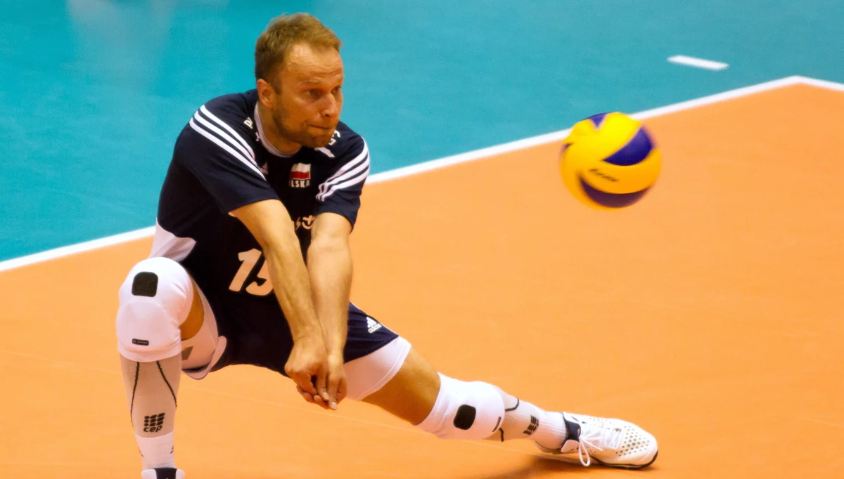 "Można uznać, że wykonaliśmy plan minimum, ale każdy z chłopaków, a znam ich, wie, że stoi przed wielką szansą, by zapisać się w historii naszej siatkówki"- mówi w rozmowie z RMF FM były libero siatkarskiej kadry Piotr Gacek. Jego zdaniem wielkie emocje zagwarantują mecze drugiej grupy, w której o półfinał powalczą Brazylijczycy, Rosjanie i Amerykanie.Polacy mecze trzeciej fazy Mistrzostw Świata rozegrają w czwartek i piątek. Rywalami będą kolejno Serbowie i Włosi.