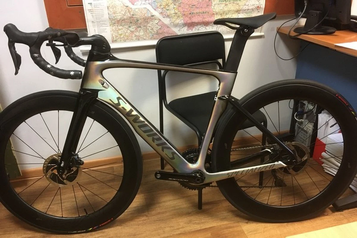 Skradziony w Holandii rower wart 12,5 tys. euro odzyskali policjanci z Tarnowa Podgórnego  w Wielkopolsce. Jednoślad wrócił już do właściciela. Policjanci podkreślają, że to jedyny taki rower na świecie.