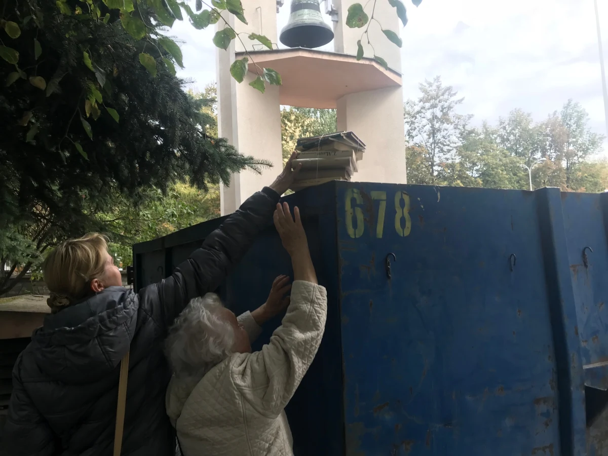 "Makulaturę chcemy zamienić w wodę" - przyznają mieszkańcy warszawskiej Ochoty. W ich dzielnicy trwa zbiórka starych gazet i książek. Pieniądze z ich sprzedaży będą przeznaczone na budowę studni w Afryce. Jedna studia w Afryce zaopatruje w wodę kilka tysięcy osób. Do jej budowy potrzeba 40 tysięcy złotych.