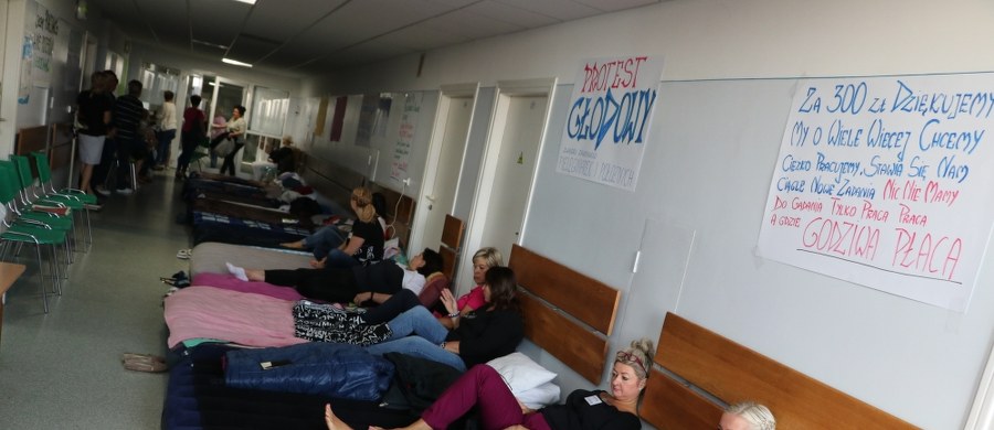 Podpisaniem protokołu rozbieżności zakończyły się dzisiejsze rozmowy protestujących pielęgniarek z Wojewódzkiego Szpitala im. św. Ojca Pio w Przemyślu (Podkarpackie) z przedstawicielami dyrekcji placówki i zarządu województwa.