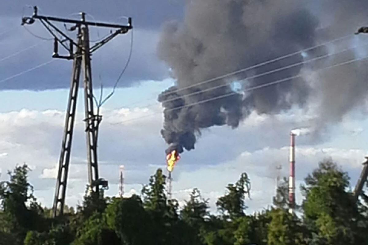 Jedna osoba została niegroźnie ranna po awarii w płockich zakładach Orlenu. Z jednego z kominów wydobywał się dym i ogień.