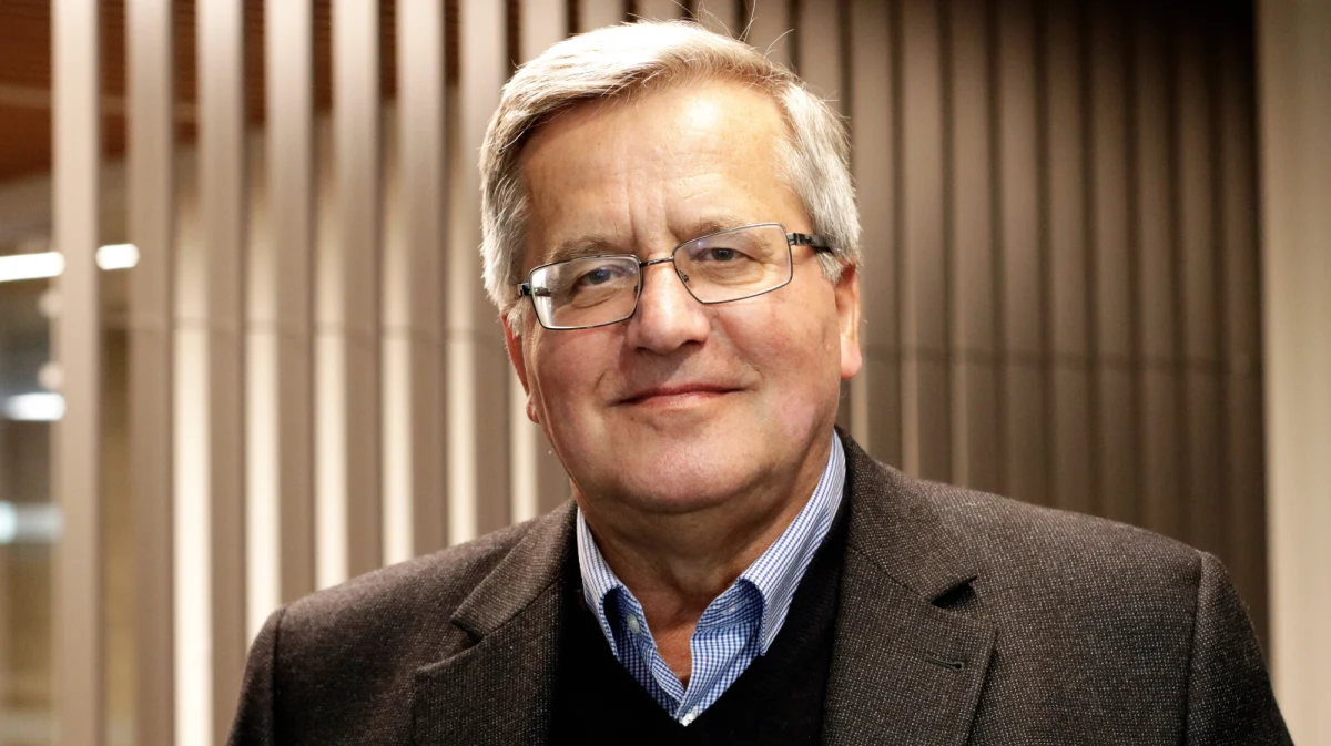 „Cieszę się – z jednej strony – że pan prezydent Andrzej Duda w tym obszarze, czyli w zabieganiu o obecność stałą amerykańską w Polsce, realizuje politykę opartą o zasadę kontynuacji (…). Ale mam zastrzeżenia do samego pomysłu fortu, bo wie pan, są jakieś granice dobrego smaku w podlizywaniu się”  – ocenił pomysł stworzenia Fort Trump w Polsce gość Popołudniowej rozmowy RMF FM Bronisław Komorowski. Prezydent dodał też, że pomysł Andrzeja Dudy „mu się nie spodobał”.