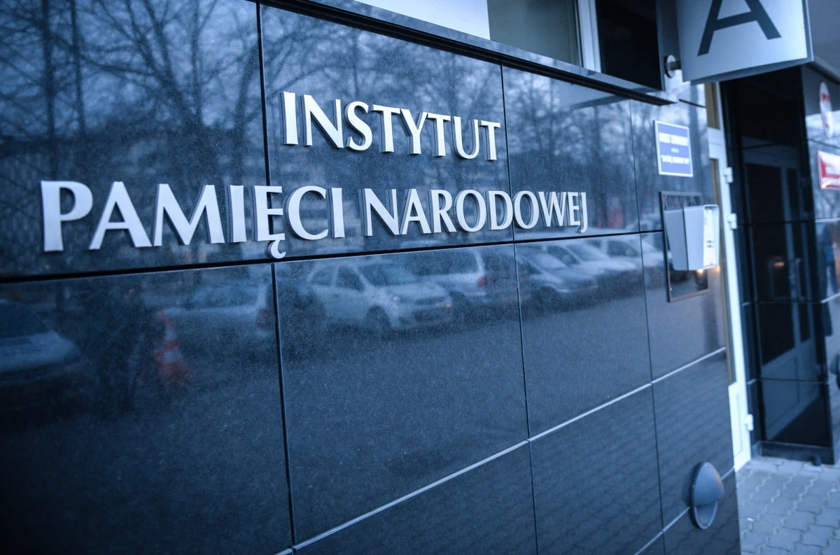 Generalna Dyrekcja Dróg Krajowych i Autostrad nie usunie, przynajmniej na razie, pomników upamiętniających walki o Wał Pomorski z 1945 roku. Domaga się tego Instytut Pamięci Narodowej. 