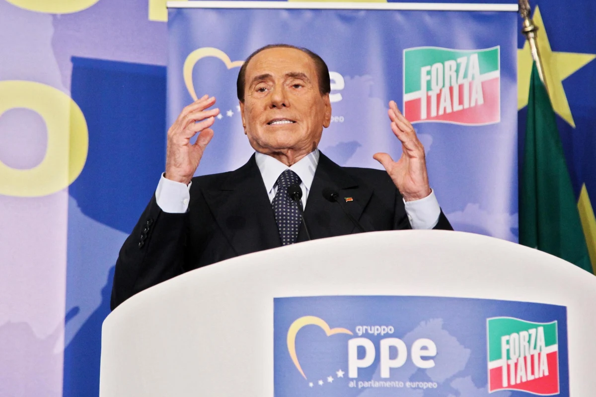 ​Silvio Berlusconi, który w ubiegłym roku sprzedał swoje udziały w AC Milan chińskiemu konsorcjum finansowemu, wróci do piłki nożnej. Dziennik "Gazzetta dello Sport" podał, że były premier Włoch zamierza kupić trzecioligowy klub SS Monza 1912.