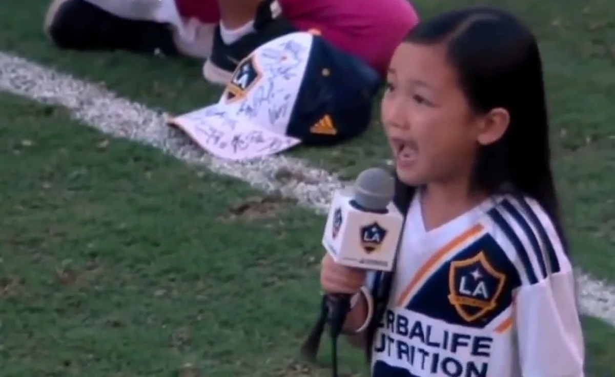 Ameryka pod wrażeniem 7-latki, której brawo bił nawet Zlatan Ibrahimović. W Los Angeles przed meczem futbolowej ligi MLS amerykański hymn wykonała mała Malea Emma. Nagranie jej występu podbija teraz sieć, a 7-latka staje się gwiazdą. I naprawdę trudno się temu dziwić... Zobaczcie!