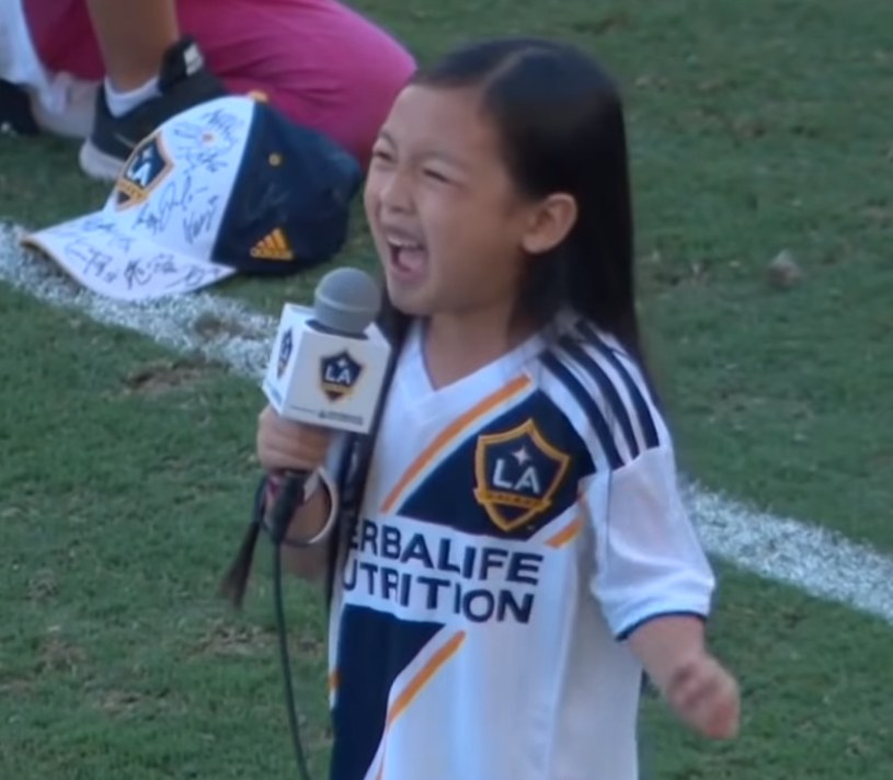 Za Oceanem zachwyt wzbudziła 7-letnia Malea Emma Tjandrawidjaja, która zaśpiewała amerykański hymn przed meczem piłkarskiej ligi MLS.