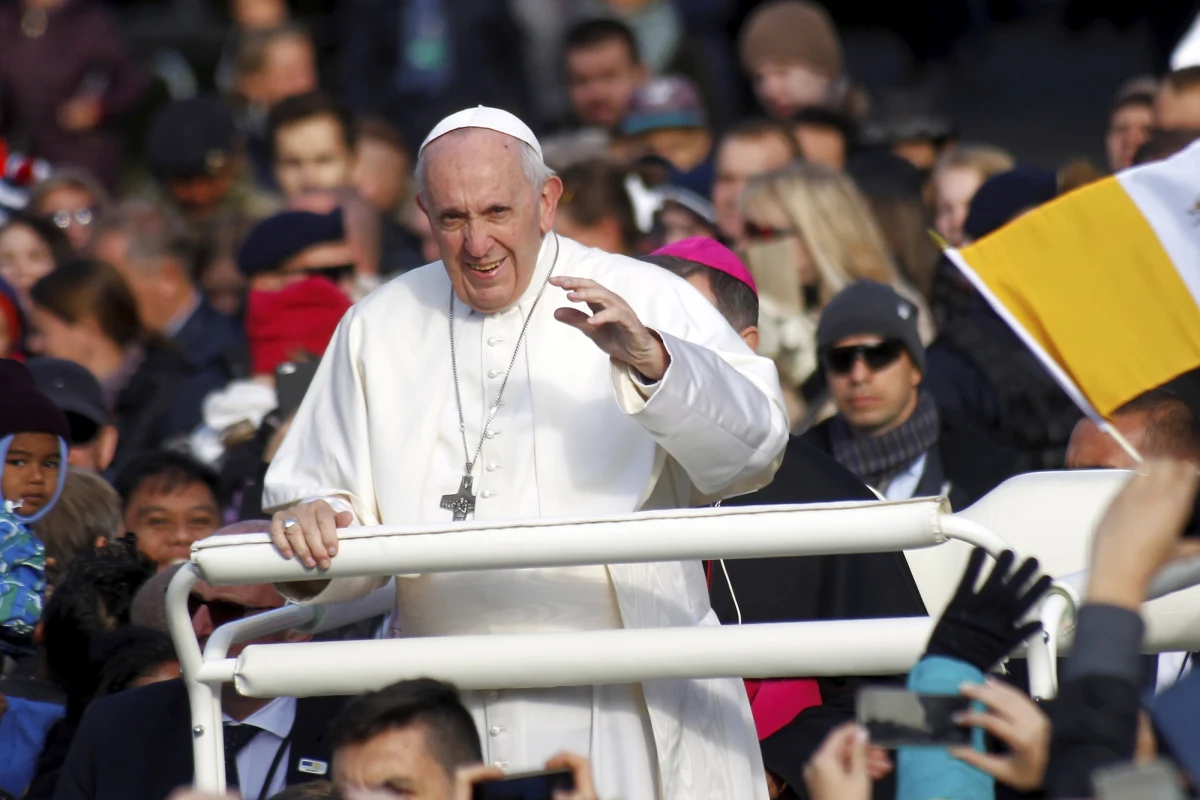 ​Papież Franciszek dzień po powrocie z podróży na Litwę, Łotwę i do Estonii powiedział Polakom podczas środowej audiencji generalnej, że zachowuje wspomnienia z wizyty w tych krajach "historycznie i duchowo związanych z Polską".