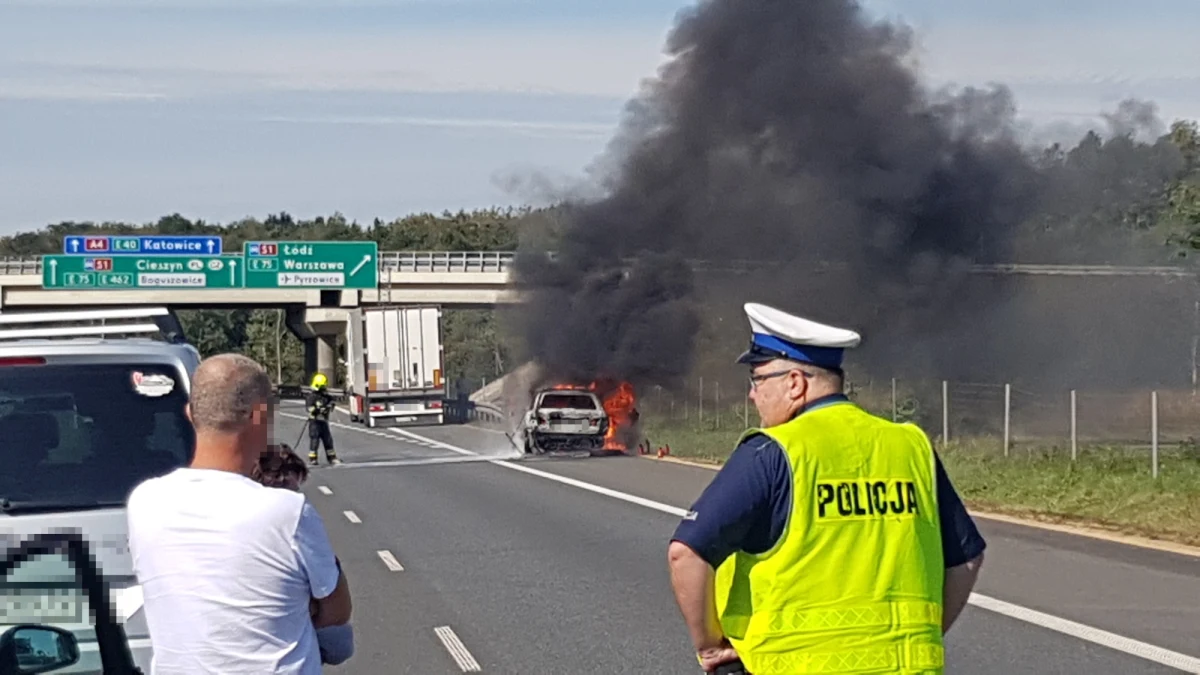 Autostrada A4 w Mysłowicach zablokowana w kierunku Katowic. To efekt pożaru samochodu osobowego tuż za bramkami w Brzęczkowicach. Sygnał w tej sprawie i zdjęcia dostaliśmy od Słuchaczy na Gorącą Linię RMF FM.