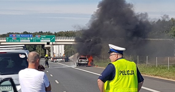 Autostrada A4 w Mysłowicach zablokowana w kierunku Katowic. To efekt pożaru samochodu osobowego tuż za bramkami w Brzęczkowicach. Sygnał w tej sprawie i zdjęcia dostaliśmy od Słuchaczy na Gorącą Linię RMF FM.