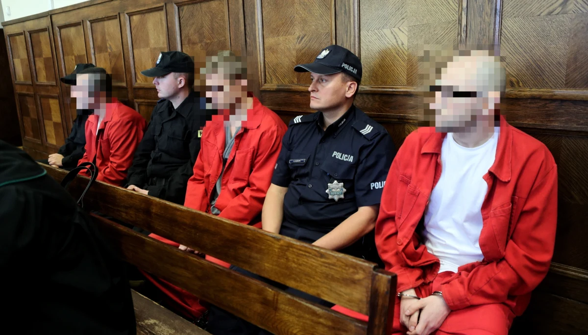 Przed łódzkim sądem okręgowym rozpoczął się w środę proces trzech mężczyzn oskarżonych o zgwałcenie ze szczególnym okrucieństwem 26-letniej kobiety, pozbawienie jej wolności i spowodowanie obrażeń ciała, które doprowadziły do jej śmierci.