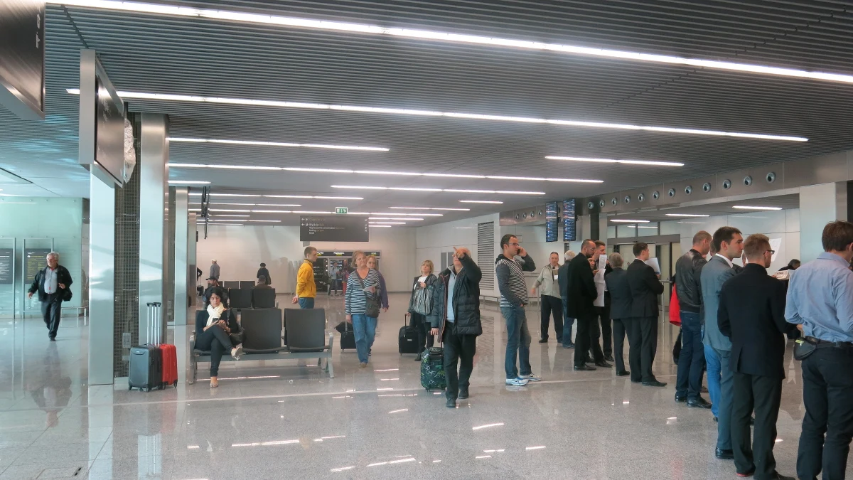 Na Korfu utknęło 26 klientów biura Millennium Travel z Legnicy, które w ubiegłym tygodniu ogłosiło niewypłacalność. Ich lot był opłacony w samolocie czarterowanym przez inne biuro. To jednak nie poinformowało o zmianie godziny wylotu. Dla turystów zorganizowano już kolejny transport do Polski.