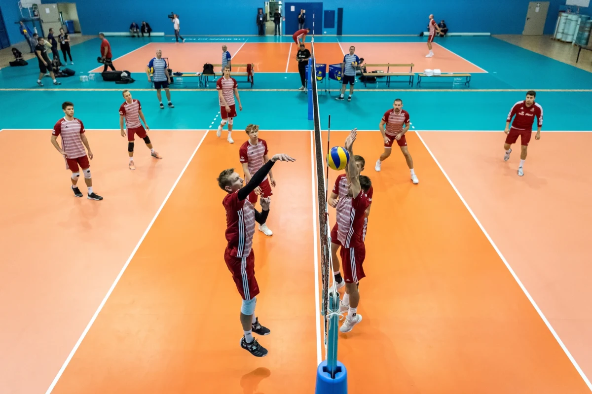 Polscy siatkarze w czwartek w Turynie meczem z Serbią, którą w niedzielę pokonali 3:0, zaczynają walkę o awans do półfinału mundialu. "Nie możemy się rozluźniać tym, że ten pierwszy mecz wyglądał, jak wyglądał" - powiedział trener żeńskiej kadry Jacek Nawrocki.