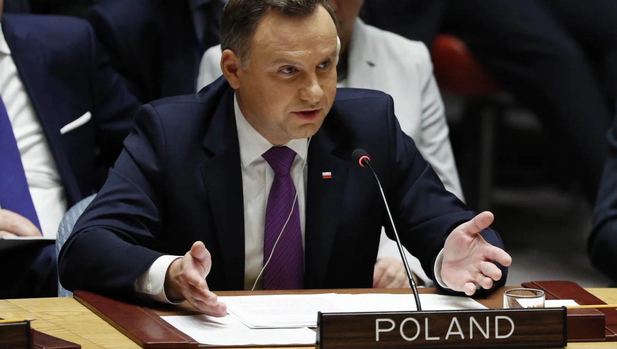 "Każde użycie broni chemicznej jest przestępstwem. Społeczność ONZ nie może zaakceptować takich metod. Nasza bezczynność będzie tylko zachęcać sprawców" – mówił prezydent Andrzej Duda podczas posiedzenia Rady Bezpieczeństwa ONZ. Zapowiedział, że Polska przedstawi Zgromadzeniu Ogólnemu Narodów Zjednoczonych projekt rezolucji w sprawie wdrożenia konwencji o zakazie broni chemicznej.