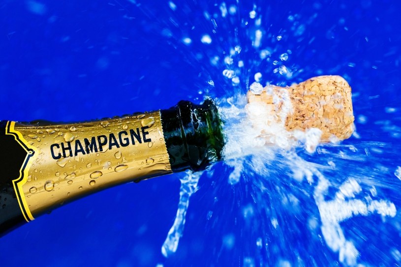 Eksperci ostrzegają przed obrażeniami oczu, które mogą wystąpić na skutek niewłaściwego otwierania butelek szampana w okresie świąteczno-noworocznym. Tłumaczą też, jak robić to bezpiecznie.