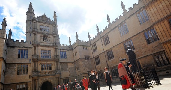 Pamiętajcie o skarpetkach, w przeciwnym razie nie dostaniecie dyplomów. To ostrzeżenie władz uniwersytetu w Oxfordzie do absolwentek, które zapominają o przestrzeganiu przepisowego ubioru w chwili odbierania tytułów uzyskanych na uczelni. 