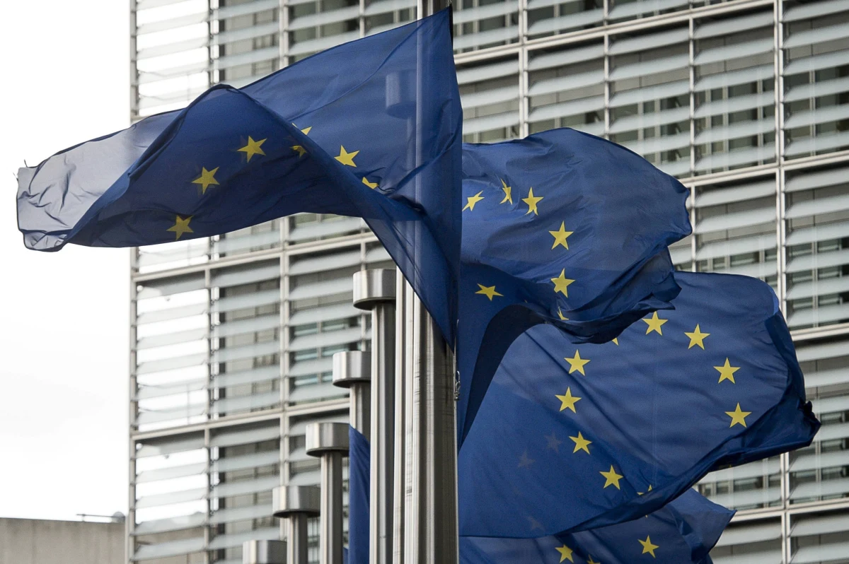 W opublikowanym w portalu Interia.pl polemicznym tekście do mojego bloga sprzed dwóch tygodni Roman Graczyk raczył uznać za pewnik, że swoją o dzień wcześniejszą opinię o Unii Europejskiej pisałem pod wpływem słów prezydenta Andrzeja Dudy o wyimaginowanej wspólnocie. Ja jednak nie odnosiłem się do tych słów. Z dwóch powodów. Po pierwsze generalnie nie uważam, by egzegeza słów polskich polityków była naszym, dziennikarzy zadaniem, po drugie wystarczyło posłuchać całej wypowiedzi, by się zorientować, że jej znaczenie może nie mieścić się w narzuconym przez nieprzyjazne prezydentowi media, kontekście. Skoro jednak zostałem wywołany do tablicy to się do owych słów odniosę, bo moim zdaniem mają pewien sens, choć nie wiem, czy zbieżny z intencjami prezydenta.