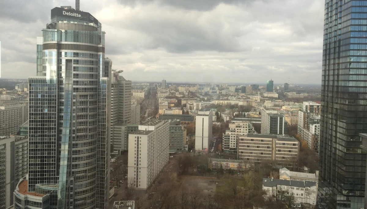 ​Kolejne zarzuty - oszustwa w stosunku do mienia znacznej wartości oraz podrobienia dokumentu - usłyszał podejrzany ws. stołecznej reprywatyzacji Jakub R. - poinformowała PAP Prokuratura Okręgowa w Warszawie. Prokuratura ta prowadzi odrębne śledztwo, w którym pojawia się Jakub R.