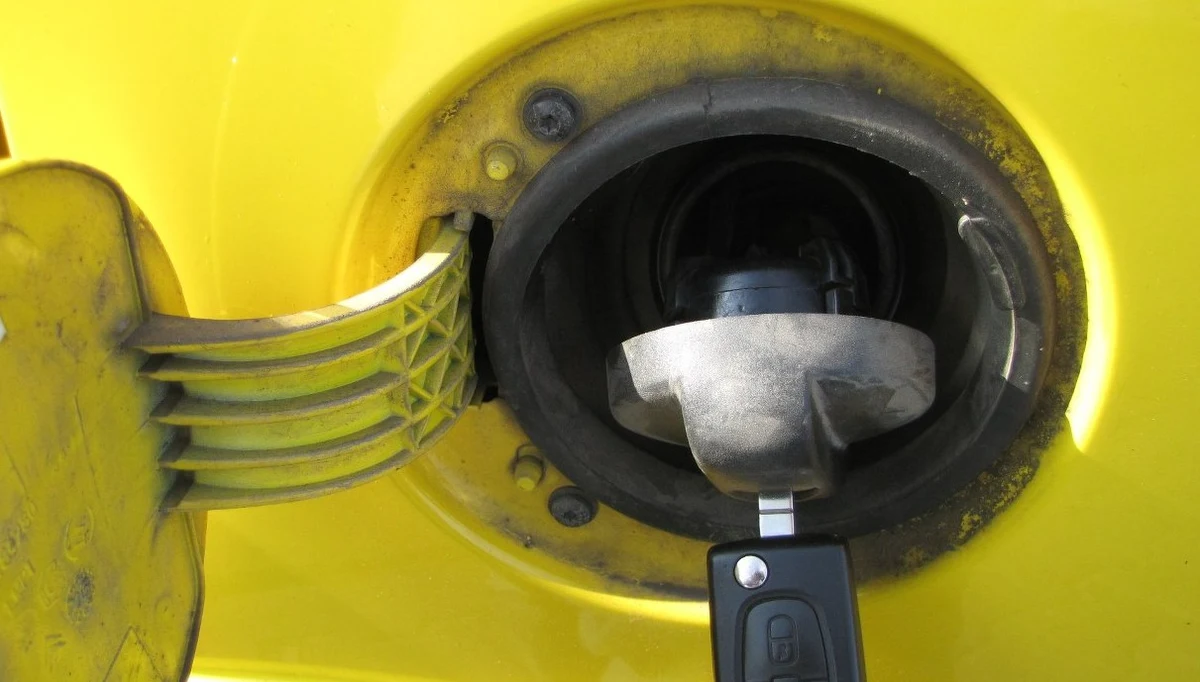 ​Do końca roku nie ma co liczyć na tańsze paliwa - tak twierdzą analitycy rynku paliw. Jeżeli nie wydarzy się nic nadzwyczajnego, to za benzynę, olej napędowy cały czas będziemy płacić co najmniej 5 złotych.