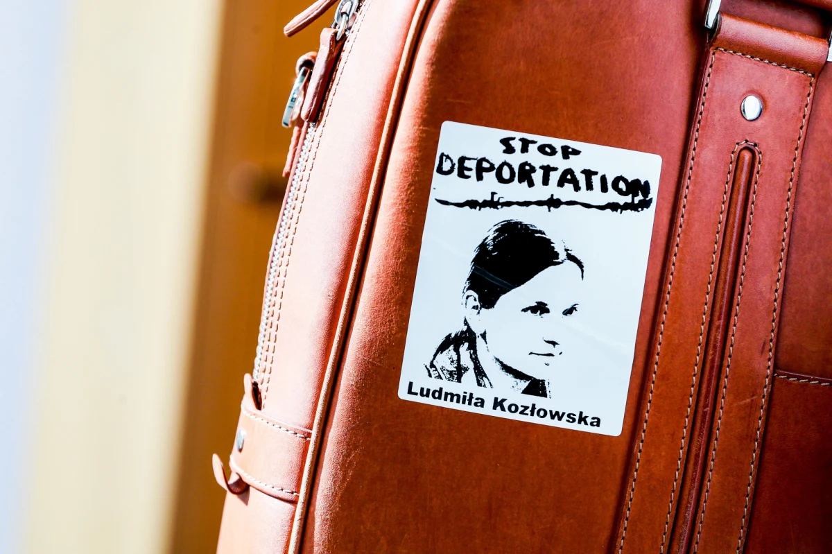 Mimo apeli eurodeputowanych Komisja Europejska nie będzie zajmować się sprawą Ludmiły Kozłowskiej. Polska zamieściła Ukrainkę w Systemie Informacyjnym Schengen ze względu na "poważne wątpliwości" co do finansowania kierowanej przez Kozłowską fundacji. Wydała negatywną opinię w jej sprawie, co oznacza, że nie może ona podróżować po UE.