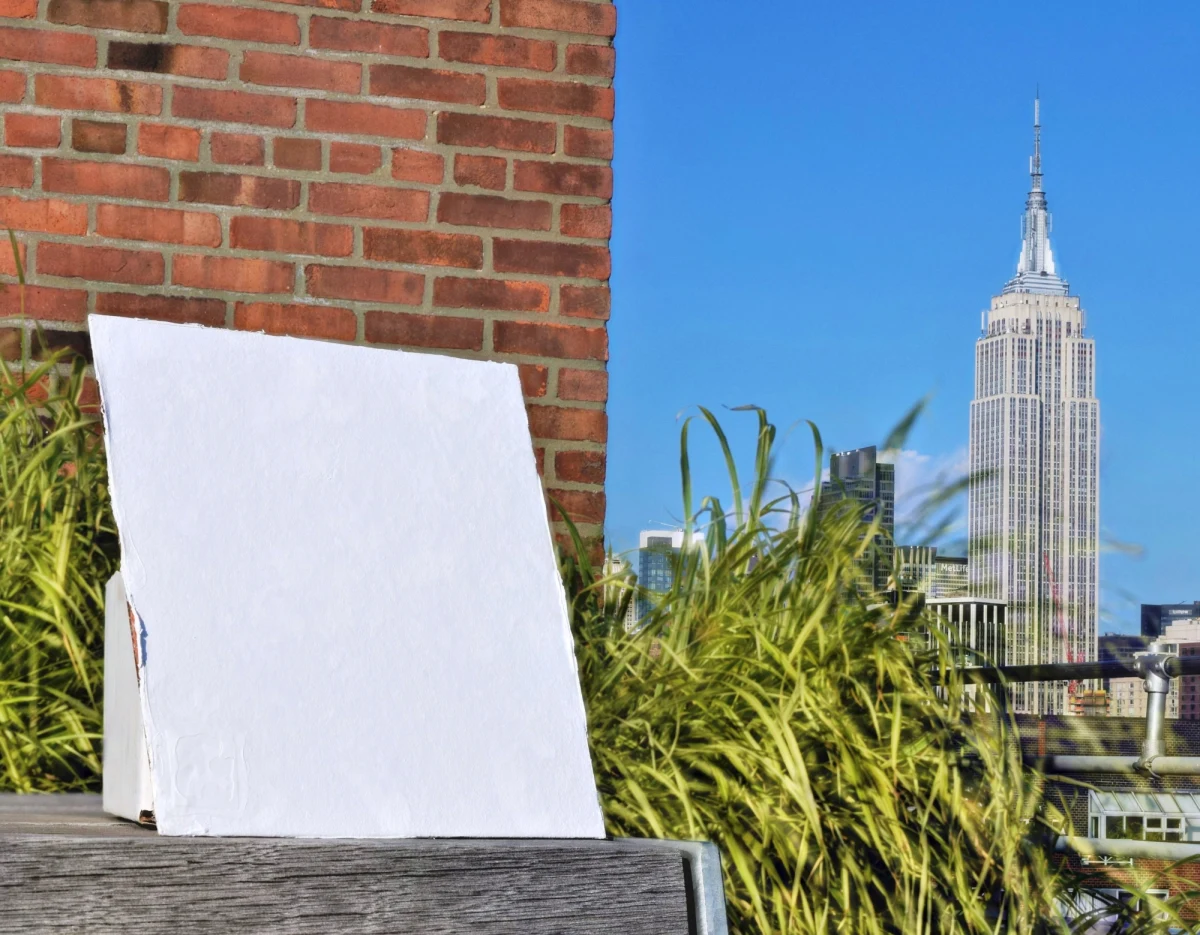 Naukowcy i inżynierowie Columbia University School of Engineering and Applied Science opracowali nową, polimerową powłokę, która może zrewolucjonizować metody chłodzenia budynków. Jak pisze w najnowszym numerze czasopismo "Science", powłoka jest porowata, zawiera puste przestrzenie w nano i mikroskali, bardzo skutecznie odbija padające na nią promieniowanie słoneczne i spontanicznie wypromieniowuje energię cieplną z powierzchni, którą pokrywa.