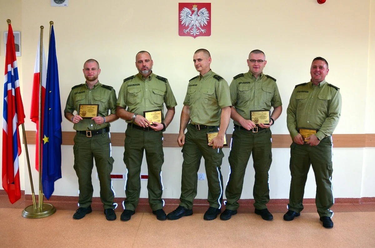 ​Pięciu wspaniałych! Funkcjonariusze Straży Granicznej w Braniewie bezinteresownie wyremontowali dom starszej kobiety z nadgranicznej miejscowości. Wykorzystali czas, kiedy wyjechała na pielgrzymkę, wcześniej prosząc jednego z funkcjonariuszy o opiekę nad zwierzętami. W ciągu zaledwie czterech dni, po godzinach pracy, odmienili dwa pokoje, kuchnię i korytarz.