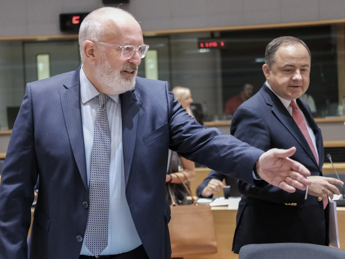 Frans Timmermans jest obecnie najmocniejszym komisarzem w UE. Paradoksalnie przyczynił się do tego spór z Polską. Drugą kadencję na stanowisku komisarza ma już prawie pewną, chociaż holenderska Partia Pracy, do której należy obecnie w Holandii, niewiele znaczy. Najbardziej wzmocniło go doprowadzenie sprawy praworządności w Polsce do TSUE i Rady UE. "Wyrósł na herosa praworządności. Człowieka nieugiętego" – powiedział jeden z urzędników KE - "Pokonał nawet samego Junckera i Selmayra, którzy chcieli sprawę praworządności w Polsce zamieść pod dywan". 