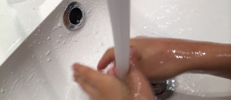 W czternastu miejscowościach na terenie gminy Kurów w Lubelskiem woda nie nadaje się do spożycia. Inspektor sanitarny w Puławach poinformował, że nie można jej używać nawet do mycia. Mieszkańcy prawdopodobnie będą zaopatrywani ze strażackich cystern.