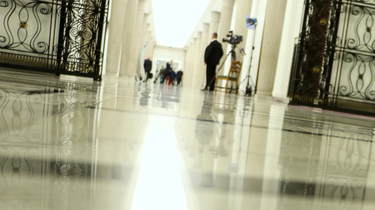 W najnowszym sondażu przeprowadzonym przez IBRiS dla Onetu Prawo i Sprawiedliwość odnotowało największy spadek poparcia, jednak z wynikiem 33,2 proc. poparcia wygrałoby wybory do Sejmu. W sumie swoich posłów wprowadziłoby do parlamentu pięć ugrupowań.