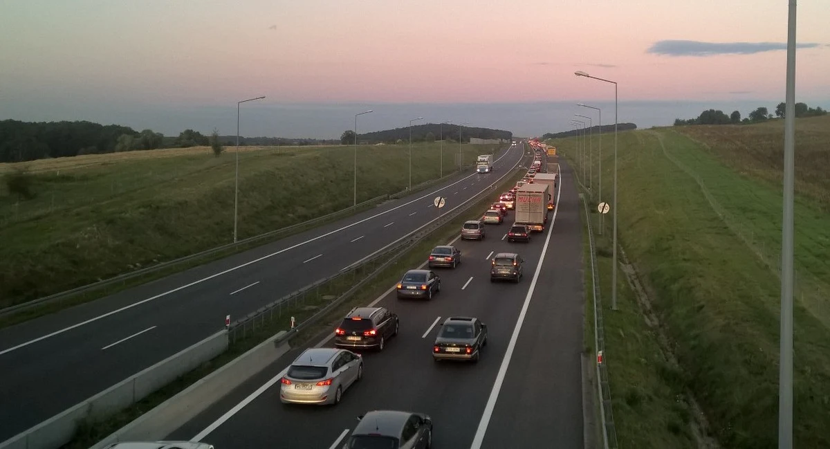 ​Na drogach w całym kraju trwa akcja "Pasy", podczas której policjanci będą sprawdzać czy kierowcy i pasażerowie podróżują z zapiętymi pasami. Sprawdzą także, czy przewożą dzieci w fotelikach - poinformował PAP podinsp. Radosław Kobryś z Biura Ruchu Drogowego KGP.
