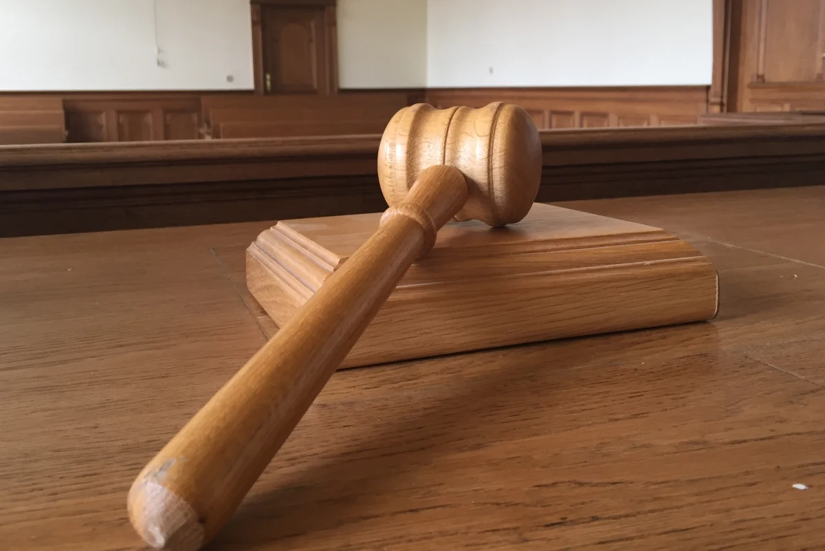 ​W warszawskim sądzie ruszył proces byłych funkcjonariuszy Komendy Stołecznej Policji oskarżonych o odpłatne powiadamianie "laweciarzy" o kolizjach drogowych. Domniemany organizator procederu Piotr R. przyznał w czwartek, że za pieniądze przekazywał takie informacje.