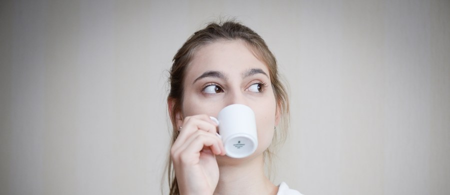 Już w tę sobotę przypada Międzynarodowy Dzień Kawy: najpopularniejszego - po wodzie - napoju na świecie. Wciąż pokutuje przekonanie, że czarny napój jest niezdrową używką. Tymczasem specjaliści podkreślają, że - spożywany z umiarkowaniem - może oznaczać wiele korzyści dla zdrowia.