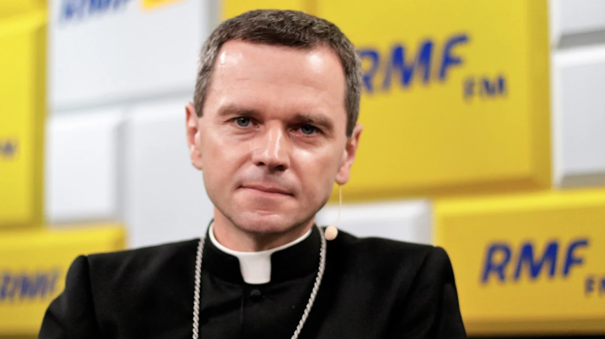 Tak. Tak na pytanie Roberta Mazurka w RMF FM, czy w polskim kościele są księża homoseksualiści, odpowiada biskup Mirosław Milewski. "Nie powinno ich być"- dodaje Poranny gość RMF FM. Na pytanie, czy w polskim kościele są biskupi homoseksualiści, duchowny odpowiada: Nie mam takiej wiedzy. "Nie wiem. Prasa czasami podaje różne rzeczy". Jak podkreśla: różne dane pokazują, że problemu pedofilii nie można odłączać od problemu homoseksualizmu w Kościele. 