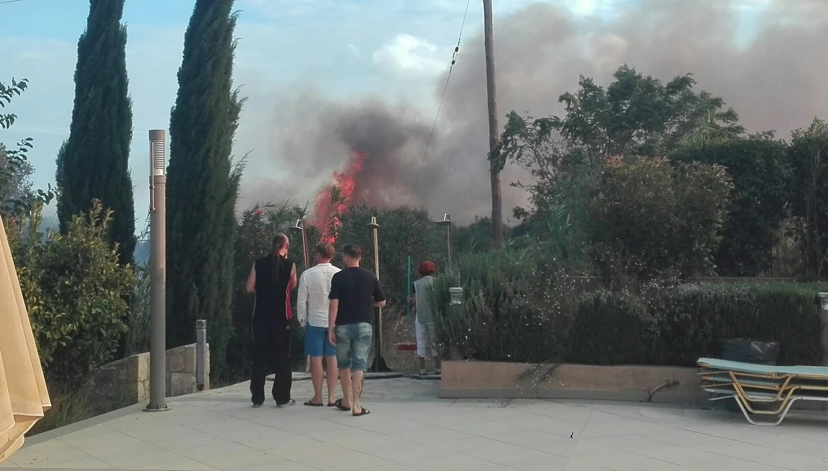 ​Nic nie mamy, ani rzeczy, ani dokumentów - mówi w rozmowie z nami pani Monika, którą jedna z około 180 osób ewakuowanych po wczorajszym pożarze na greckiej Kefalonii. "Zostaliśmy wywiezieni na drugi koniec wyspy, nie wiemy nawet, gdzie jesteśmy" - mówi nam pani Monika.