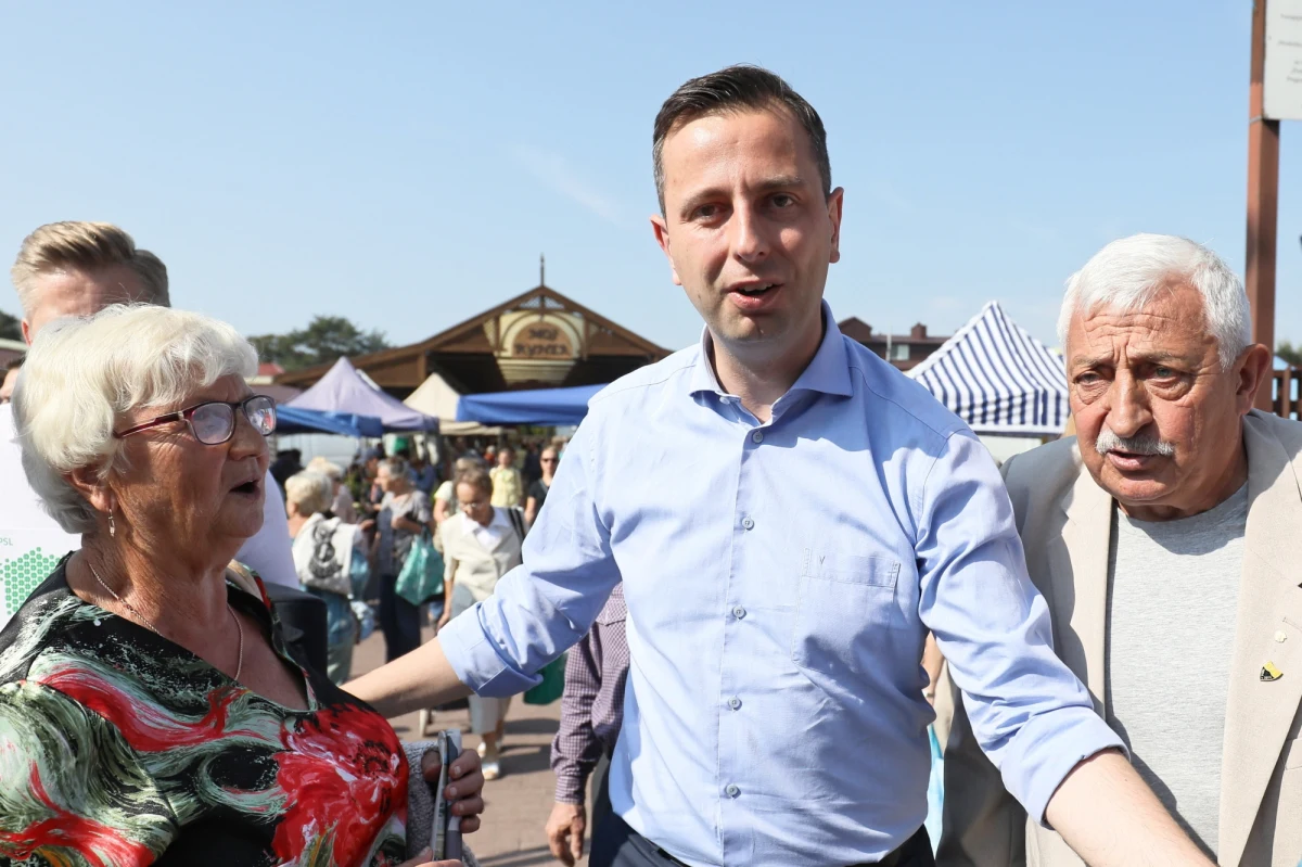 ​PSL zebrało już ponad 100 tys. podpisów pod własnym projektem ustawy "Emerytura bez podatku". Prezes partii Władysław Kosiniak-Kamysz zapowiedział w Bielsku-Białej, że najprawdopodobniej 2 października zostaną one złożone w Sejmie. "1 października przypada międzynarodowy dzień osób starszych. To byłaby piękny, symboliczny moment. Już jest wymagana liczba 100 tys. podpisów, więc je składamy. Mam nadzieję, że przeforsujemy ten projekt w tej kadencji, czy w kolejnej. Mówimy wprost: nie wejdziemy w żadną koalicję po wyborach parlamentarnych, jeśli nie będzie gwarancji realizacji programu 'Emerytura bez podatku'. To jest warunek brzegowy w rozmowach z jakąkolwiek formacją polityczną po wyborach 2019 r." - zapowiedział Kosiniak-Kamysz.
