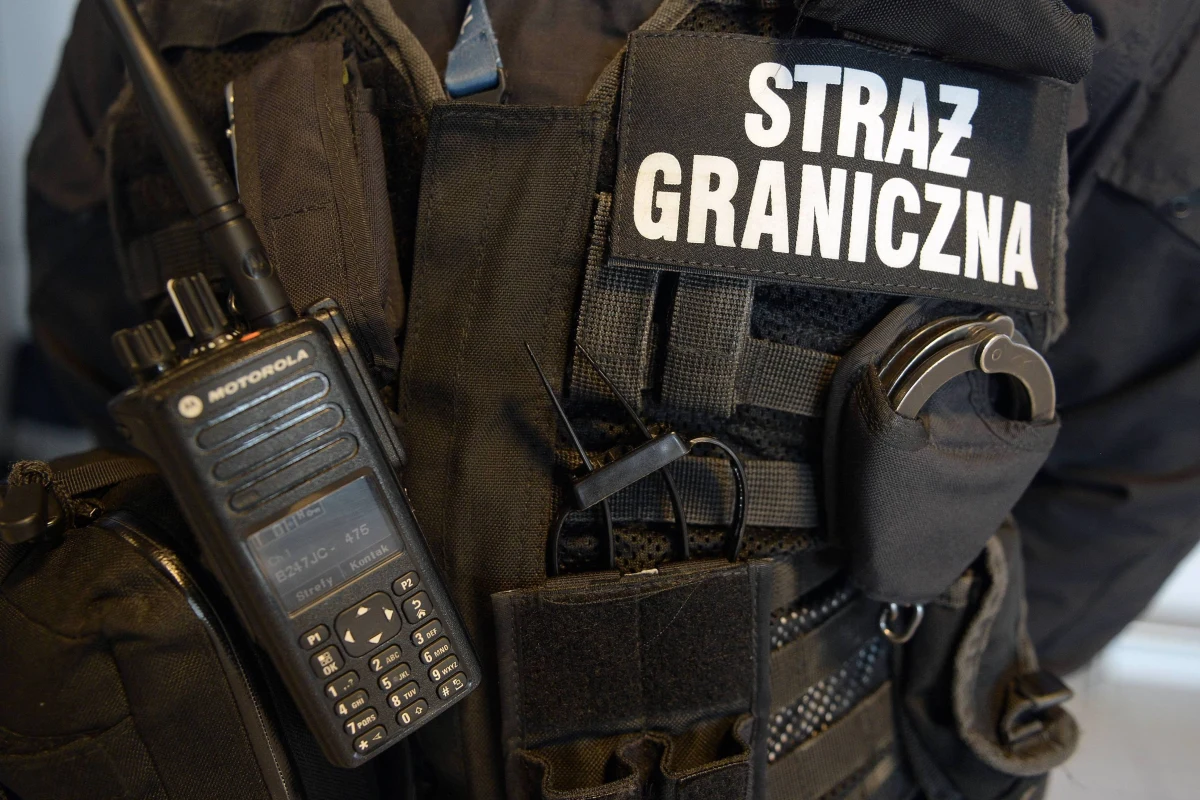 ​Strażnicy graniczni zatrzymali 39-letniego Litwina, który próbował im uciec skradzionym w Niemczech samochodem. Podczas akcji padły strzały, najpierw ostrzegawcze, a potem w koła pojazdu - poinformowała Natalia Żabka z Nadodrzańskiego Oddziału Straży Granicznej.