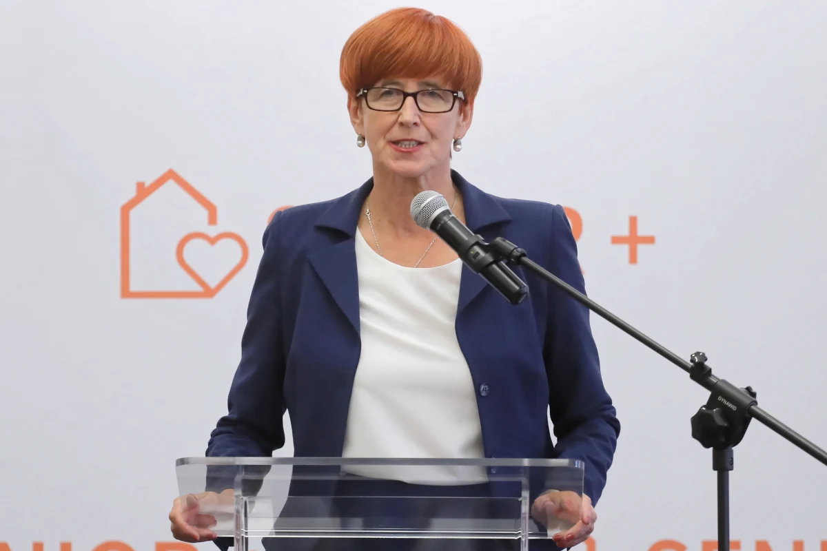 ​Od nowego roku program "Opieka 75 plus" skierowany będzie nie tylko do osób samotnych w wieku 75 lat i więcej, ale także do osób pozostających w rodzinach - poinformowała w Iławie szefowa MRPiPS Elżbieta Rafalska. Na realizację programu przeznaczono ponad 57 mln zł. Program "Opieka 75 plus" jest realizowany przez samorządy i polega na świadczeniu usług opiekuńczych dla seniorów w miejscu zamieszkania.