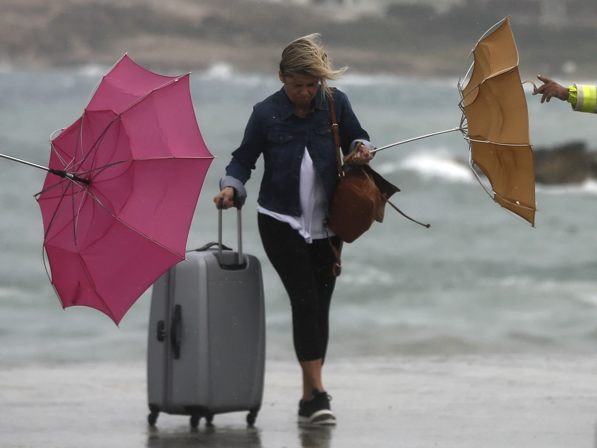 ​Potężny cyklon dotarł do południowej Grecji, powodując przerwy w dostawach prądu w Atenach. Wiatr, osiągający w porywach prędkość 100 km na godzinę, powyrywał drzewa. W greckiej stolicy i na południu kraju pozamykano wiele szkół. 