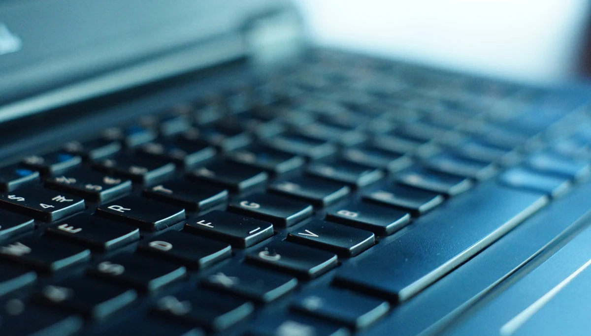 Nawet 8 lat więzienia grozi sprawcom poniedziałkowego ataku hakerskiego na firmę home.pl. Sparaliżował on dużą część polskiego internetu. Home.pl to serwis, który obsługuje wiele polskich adresów internetowych i serwery wielu stron. W niektórych największych polskich miastach nie działały przez to nawet karty miejskie i aplikacje do parkowania.