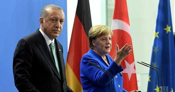 Kanclerz Niemiec Angela Merkel skrytykowała przebywającego w Berlinie prezydenta Turcji Recepa Tayyipa Erdogana za nieprzestrzeganie praw człowieka. Na wspólnej konferencji po spotkaniu z nim zapewniła jednocześnie, że Niemcy i Turcję wiele łączy, np. sprawa migracji.