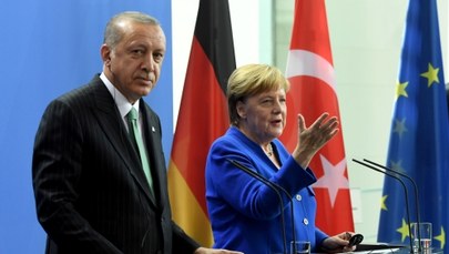 Merkel krytykuje Erdogana i podkreśla, że Turcję z Niemcami wiele łączy