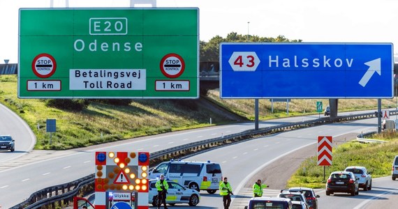 Obława na trzy osoby podejrzane o poważne przestępstwo spowodowała w piątek po południu czasowe zamknięcie dla ruchu dwóch mostów prowadzących na największą wyspę Danii, Zelandię, oraz wstrzymanie kursowania promów między Danią a Szwecją i Niemcami.