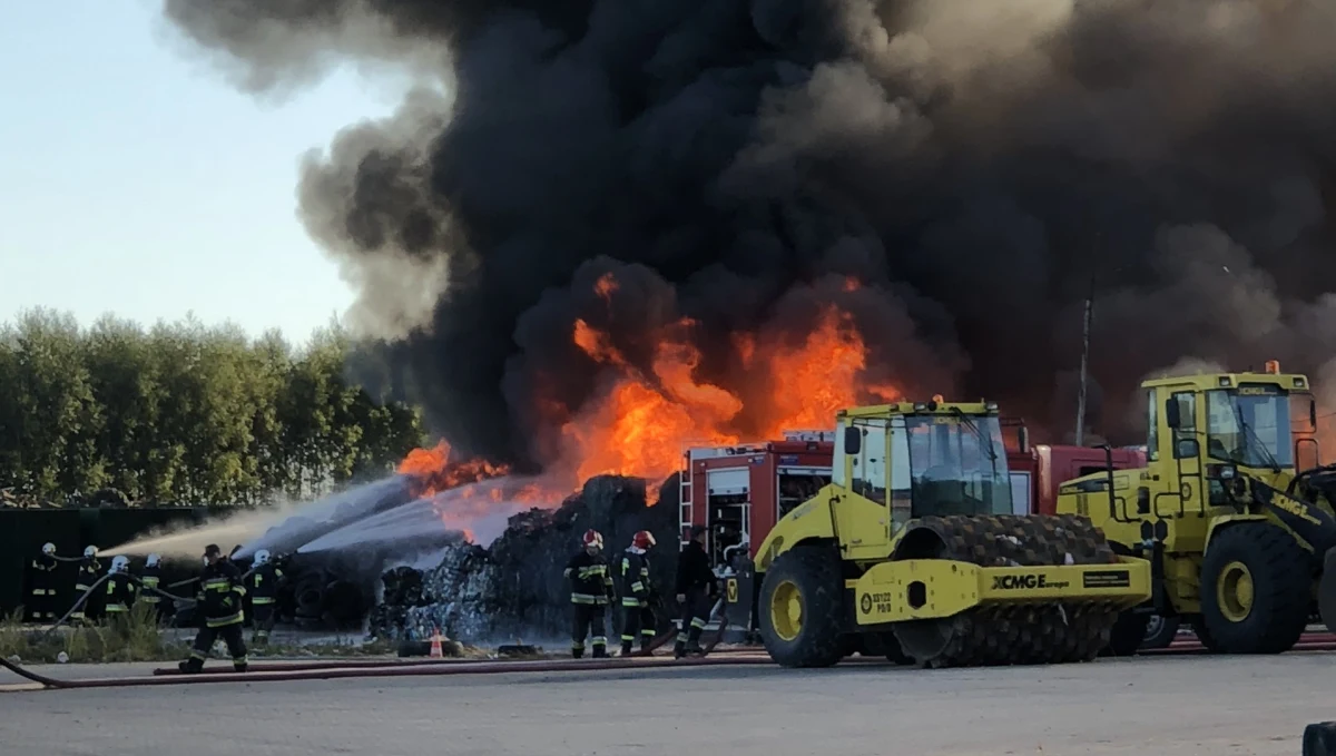 Pożar składowiska odpadów komunalnych wybuchł w sobotę w Nowym Świecie pod Sulechowem w Lubuskiem. Jak poinformowali nas strażacy, zapaliły się plastiki i opony, a w ogniu stanęło około 250 metrów kwadratowych hałdy śmieci, która miejscami ma nawet 5 metrów wysokości. Do akcji ruszyło kilkudziesięciu strażaków zawodowych i ochotników. Na szczęście nikomu nic się nie stało, nie było zagrożenia dla budynków i pobliskiego lasu. Film i zdjęcie pożaru dostaliśmy od Słuchaczy na Gorącą Linię RMF FM!