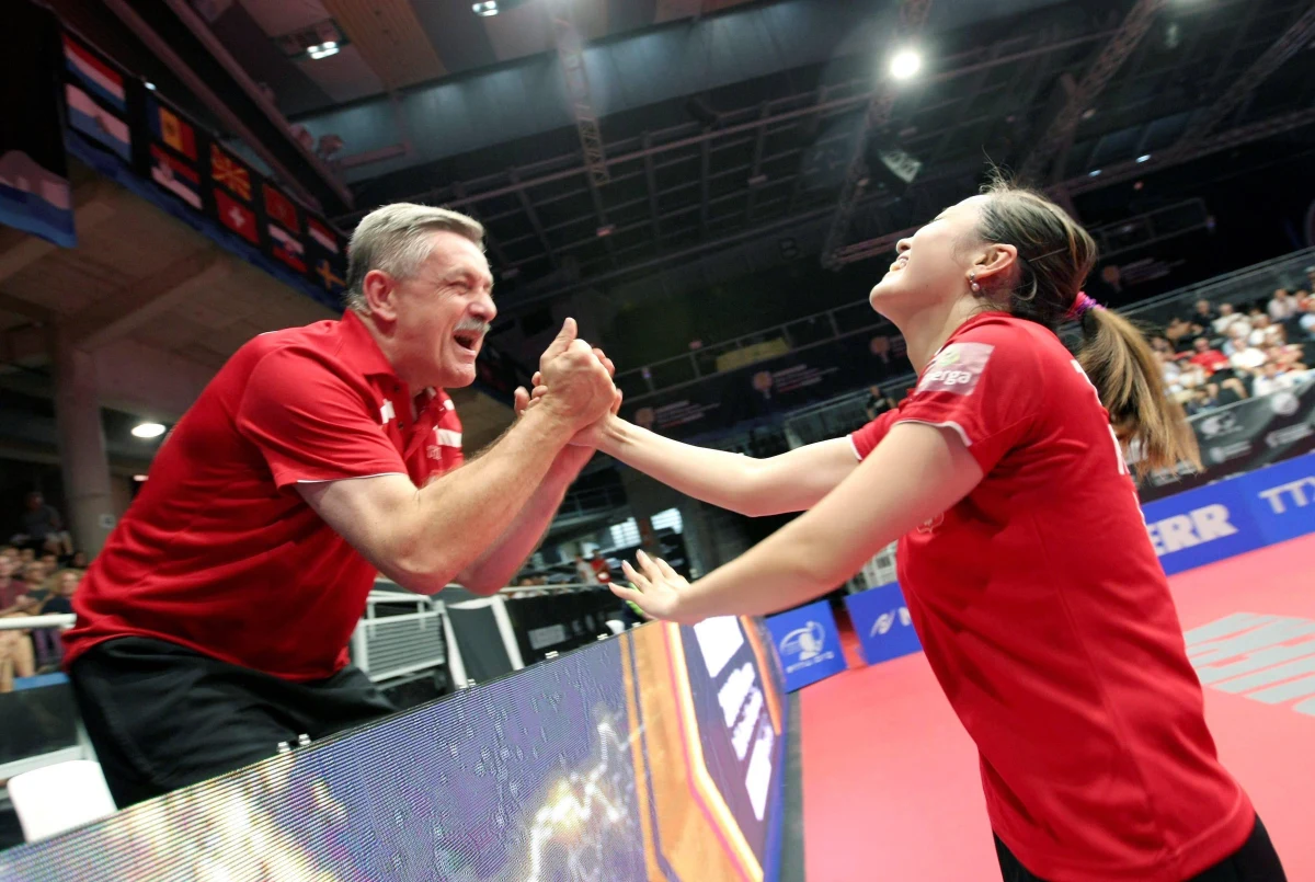 Mija tydzień od historycznego sukcesu seniorskiej reprezentacji tenisistek stołowych na mistrzostwach Europy. Li Qian, popularnie zwana "Małą", zdobyła pierwszy złoty medal dla Polski na tej imprezie! Brąz przywiozła Katarzyna Grzybowska-Franc. Ojcem tego sukcesu jest trener Zbigniew Nęcek, który opiekunem naszych pań został ponownie tuż przed europejskim czempionatem, a ponadto jest również klubowym trenerem Li Qian, którą od dłuższego czasu przygotowuje do najważniejszych startów. Ona sama była i jest inspiracją dla wielu polskich zawodniczek. Wciąż nie ma dość i właśnie rozpoczyna przygotowania do igrzysk olimpijskich w 2020 roku!