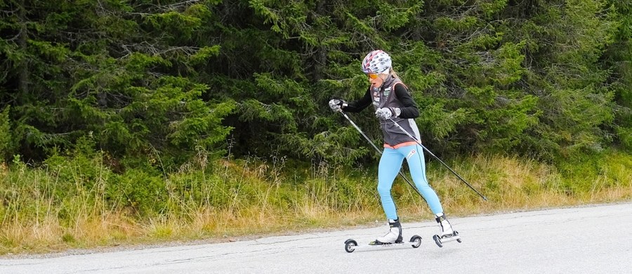 Therese Johaug, norweska biegaczka narciarska, która przez półtora roku nie startowała z powodu dyskwalifikacji, powróci w tym sezonie do rywalizacji na sprzęcie sprezentowanym jej przez multimedalistkę olimpijską i mistrzostw świata Marit Bjoergen.